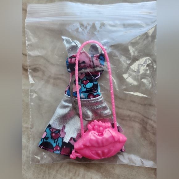 Monster High Zombie Shake Rochelle - Picture 3 of 6